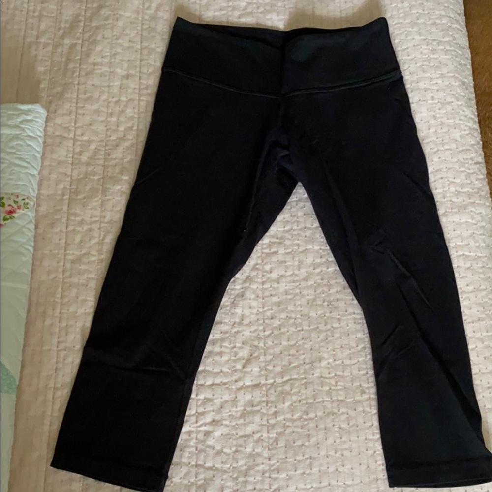 Simple black lululemon crops!
